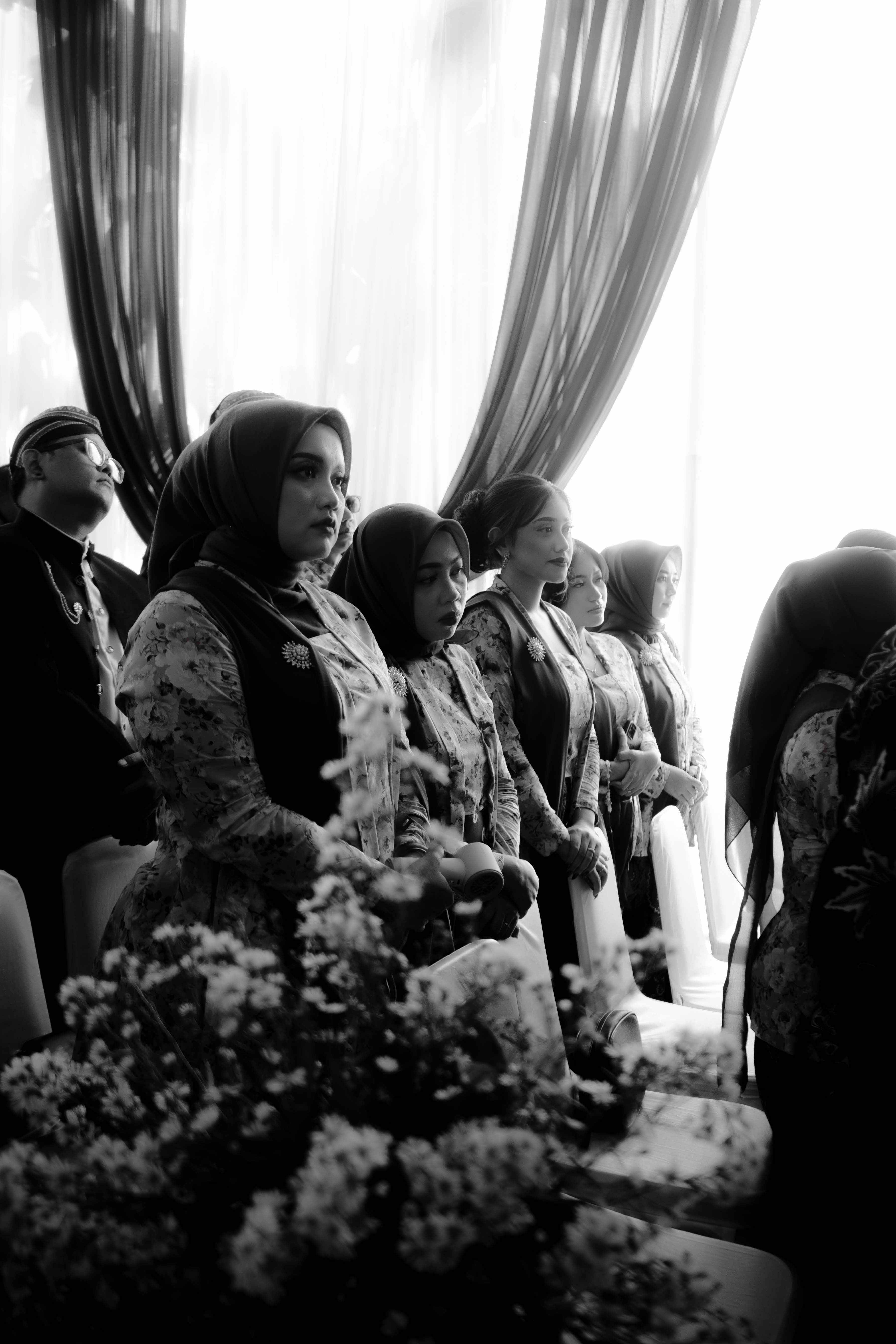 Pengantin wanita bersama keluarga saat memasuki prosesi