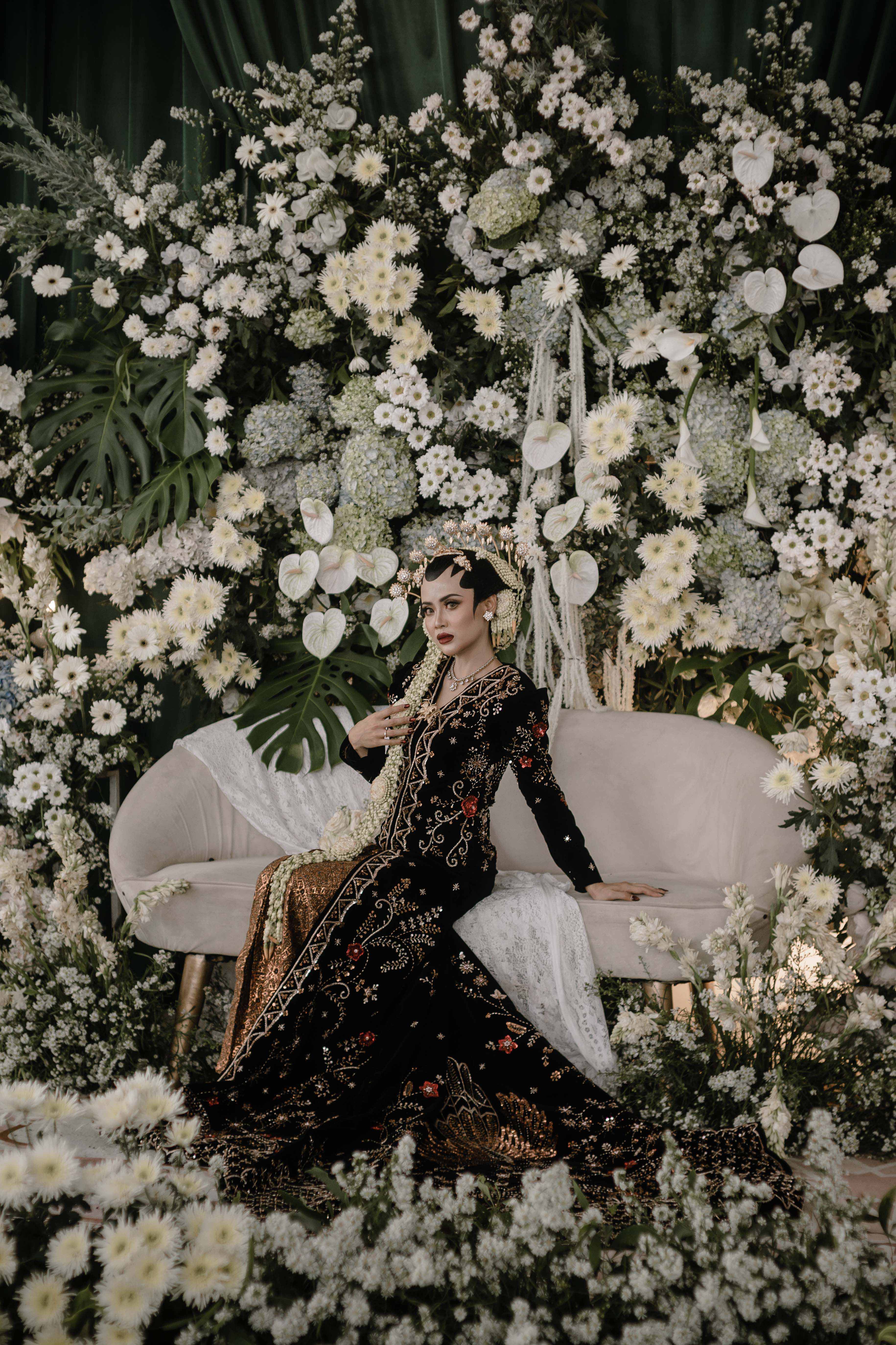 Potret pengantin wanita dalam busana tradisional