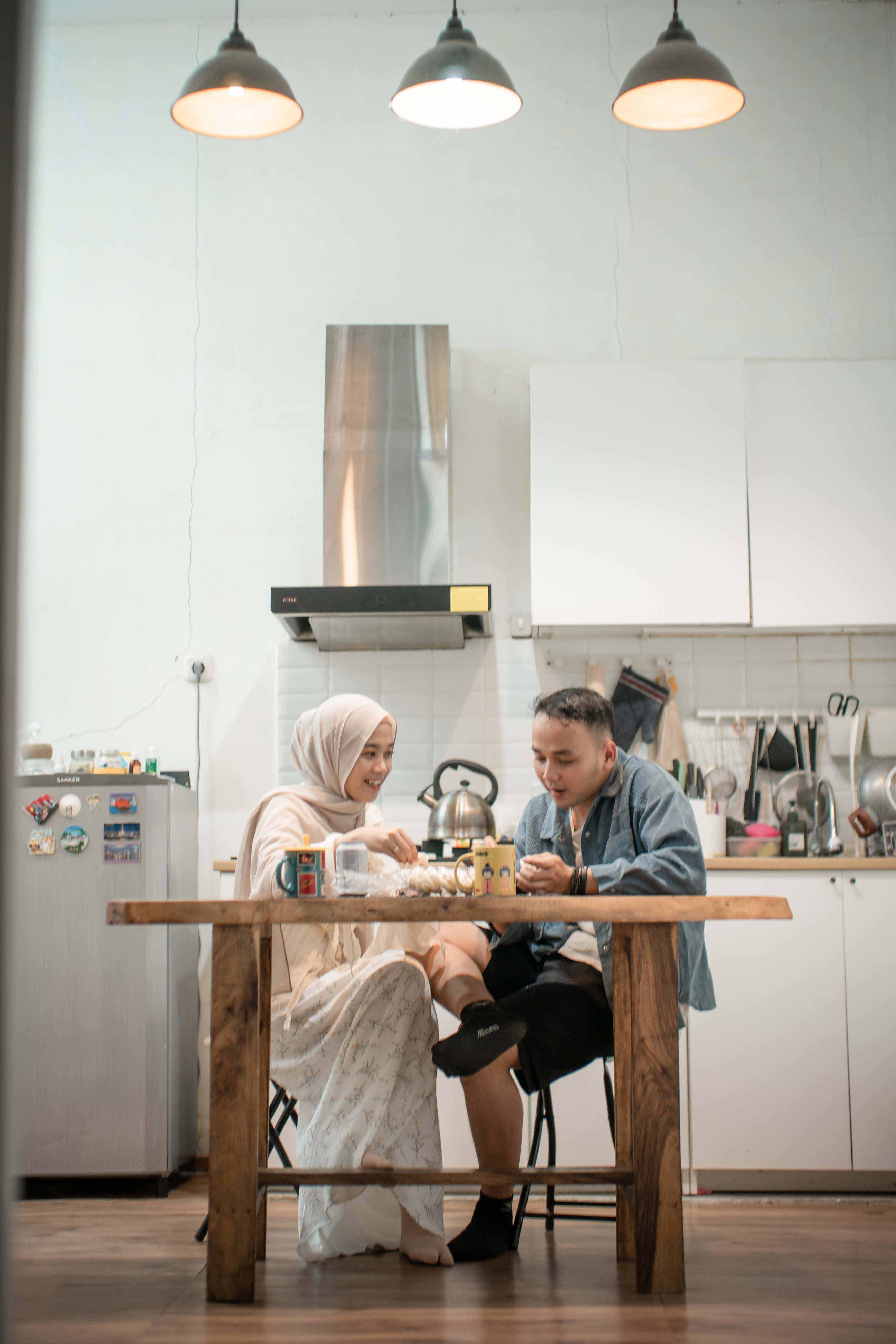 Pasangan menikmati waktu bersama di dapur