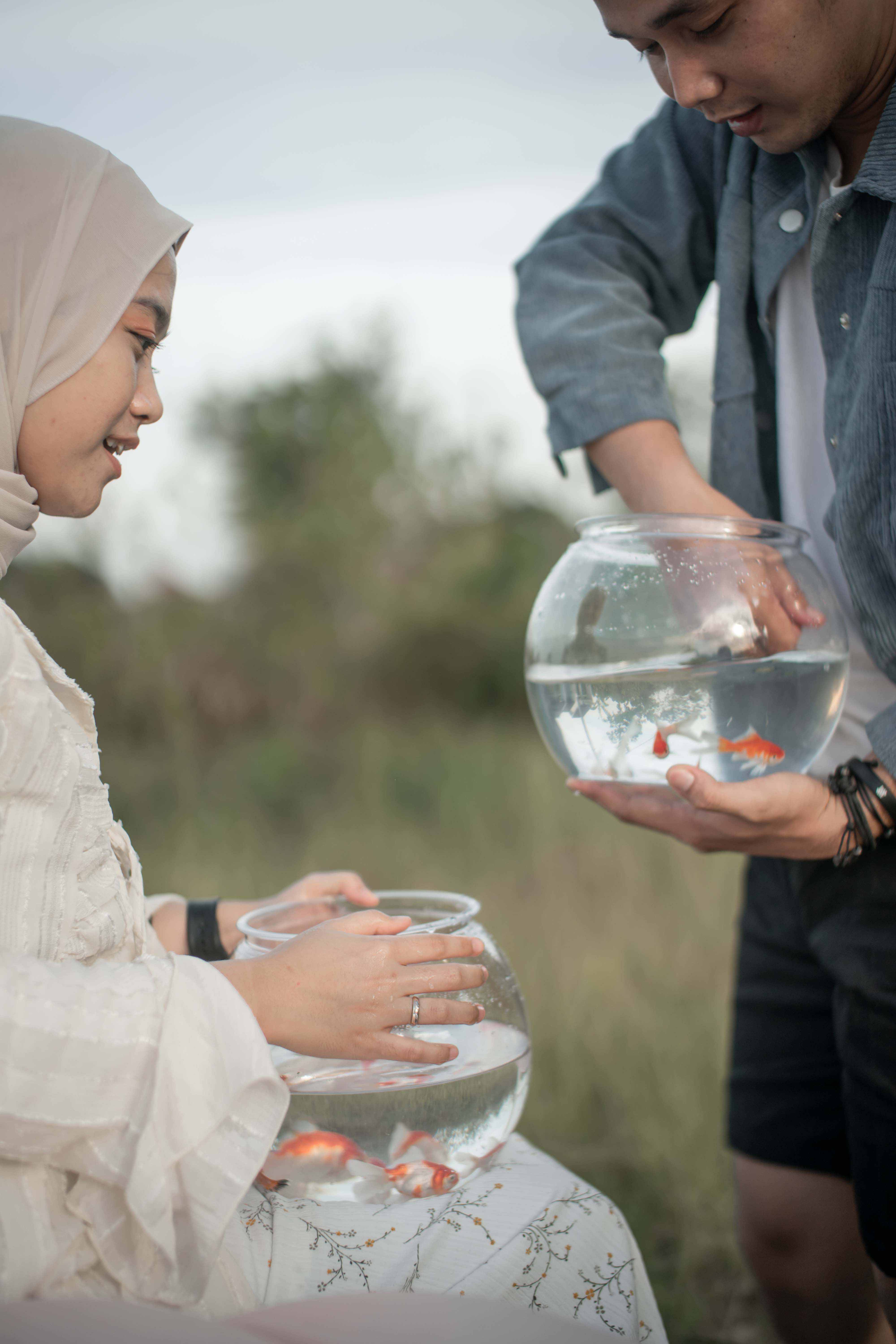 Pasangan bermain bersama di luar ruang