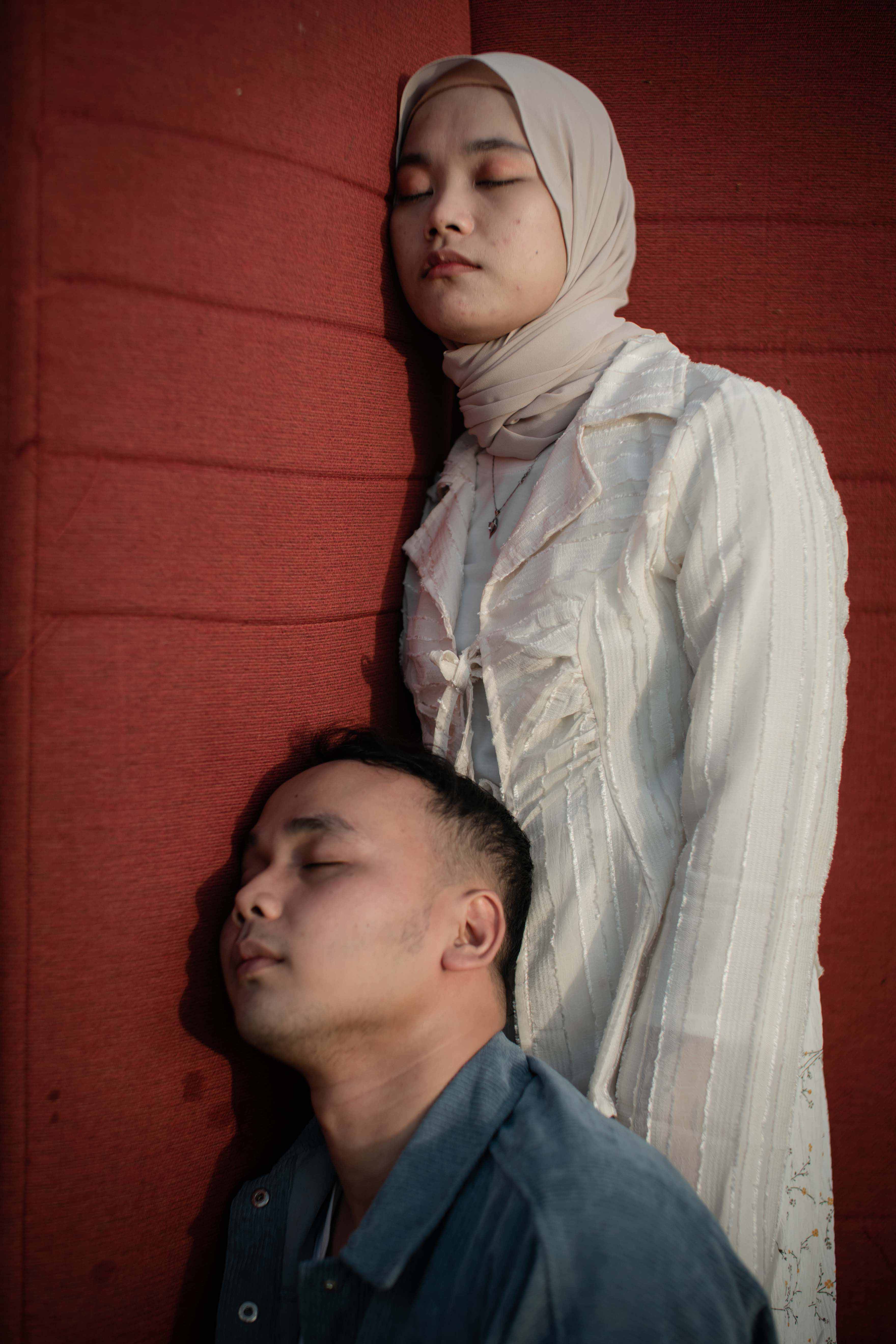 Pasangan berpose di sofa merah