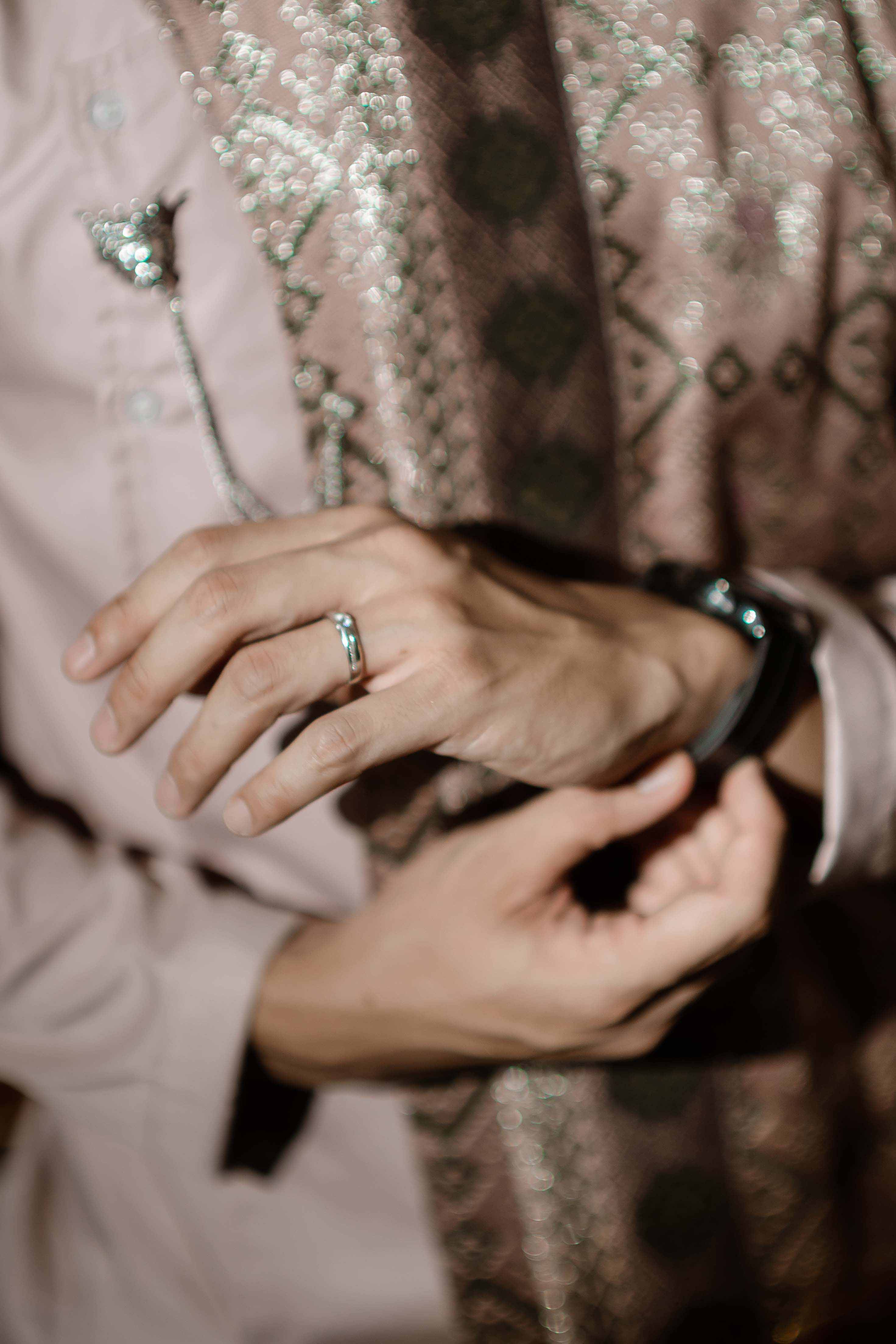 MUH04963 — close-up tangan dengan cincin