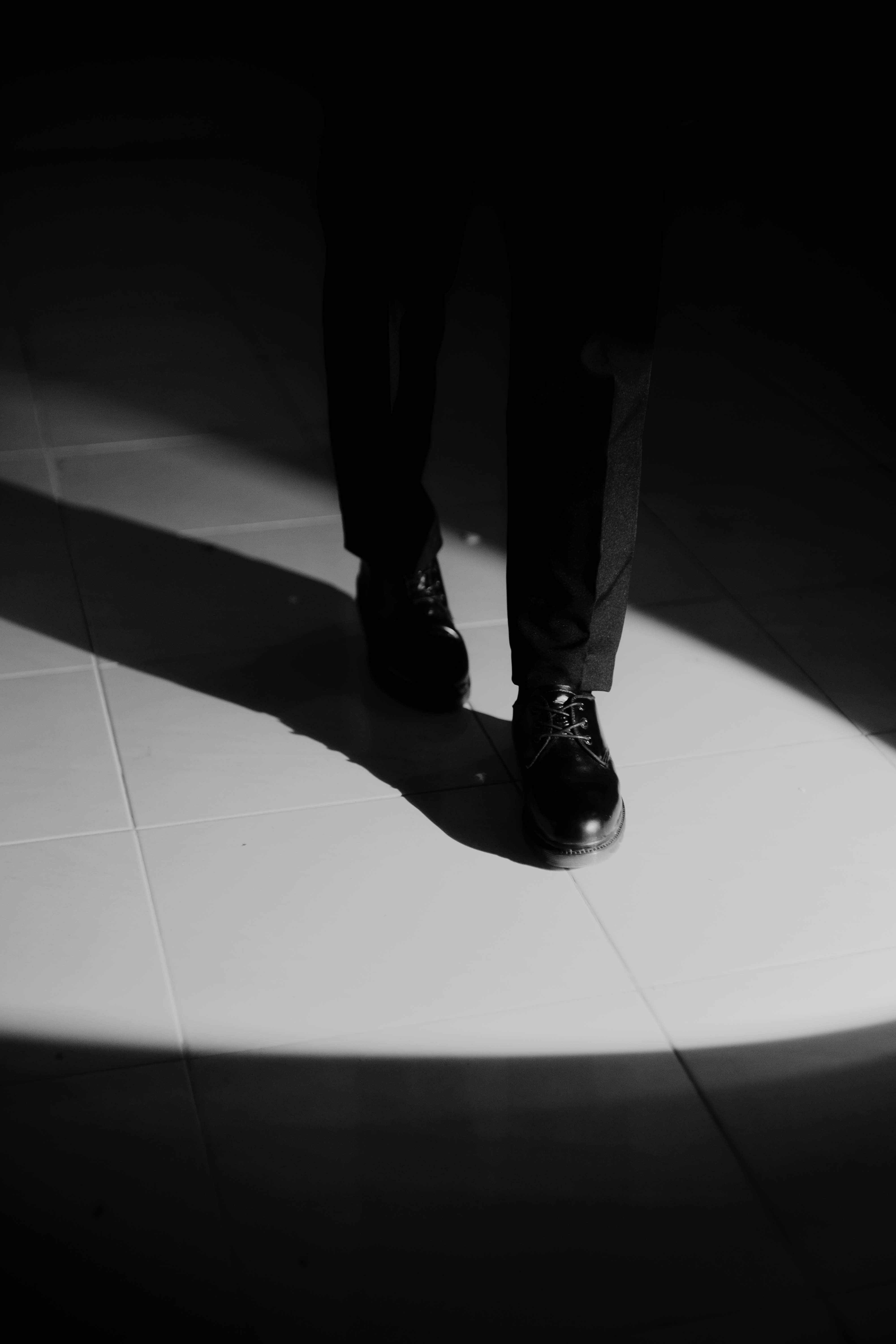 MUH05007 — sepatu dalam sorot cahaya